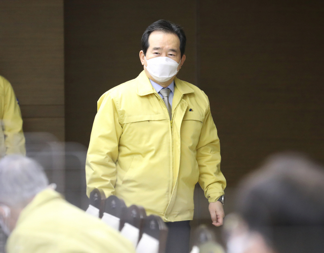 정세균 국무총리가 12일 오전 세종시 정부세종청사에서 열린 신종 코로나바이러스 감염증(코로나19) 대응 중앙재난안전대책본부 회의에 참석하고 있다. 연합뉴스