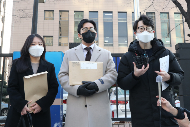 12일 오전 서울 마포구 서울서부지방법원 앞에서 열린 