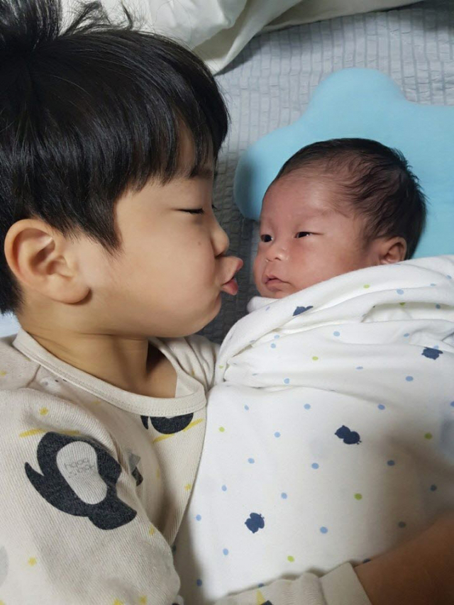 조달해·이한세 부부의 첫째 아들 바름이가 둘째 아들 하늘이에게 뽀뽀를 하고 있다.