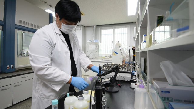 경북 청송군 농업기술센터 토양검정실에서 유기물 등의 함유 성분 검사를 진행하고 있는 모습. 청송군 제공