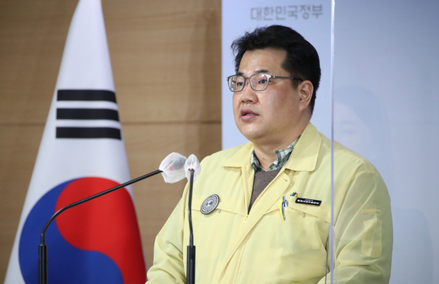 손영래 중앙사고수습본부 사회전략반장이 10일 정부서울청사에서 열린 신종 코로나바이러스 감염증(코로나19) 대응 현황 등에 대해 비대면 정례브리핑을 하고 있다. 연합뉴스