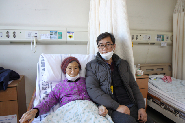 전북 고창군에서 천리길을 달려 안동 성소병원을 찾아 담낭결석과 담낭패색을 시술한 김 할머니와 아들이 퇴원을 앞두고 기념촬영했다. 안동 성소병원 제공