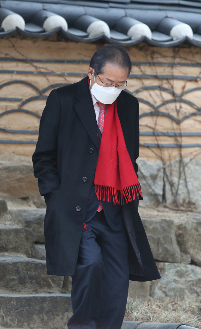 홍준표 의원이 11일 오후 조계종 종정 진제 스님에게 인사차 대구 동구 팔공산 동화사를 찾은 후 떠나고 있다. 연합뉴스