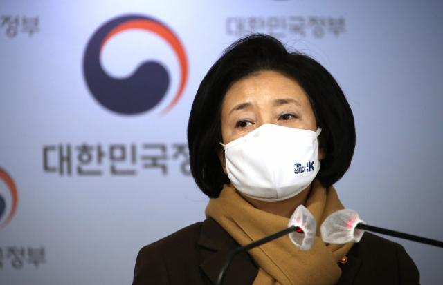 박영선 중소벤처기업부 장관이 12일 오전 정부서울청사 브리핑실에서 버팀목자금 집행시작 브리핑을 하고 있다. 연합뉴스