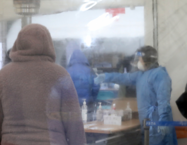11일 오전 용산구청 선별진료소에서 의료진이 검사받으러 온 시민들을 안내하고 있다. 사진은 기사내용과 관련 없음. 연합뉴스