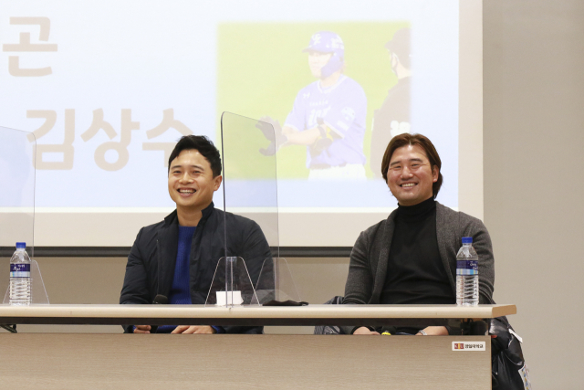 삼성라이온즈 김헌곤(왼쪽)과 김상수가 12일 경일대를 방문해 토크콘서트를 진행하고 있다. 경일대 제공