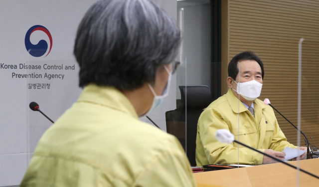 정세균 국무총리(오른쪽)가 12일 오후 신종 코로나바이러스 감염증(코로나19) 예방접종 준비상황을 점검하기 위해 청주시 흥덕구 국립의과학지식센터에 마련된 코로나19 예방접종 대응 추진단을 방문해 발언하고 있다. 왼쪽은 단장을 맡고 있는 정은경 중앙방역대책본부장(질병관리청장). 연합뉴스