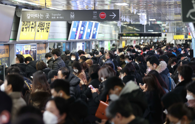 많은 눈이 내린 12일 오후 서울 지하철 강남역 승강장이 퇴근하는 시민들로 붐비고 있다. 연합뉴스