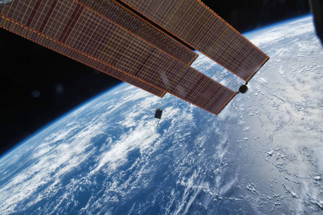 우주공간에 떠 있는 NASA의 장비들. 출처: NASA