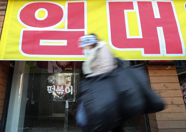 12일 오전 서울 종로구 숭인동 동대문 시장 인근 거리에 폐업한 식당 입구에 임대 현수막이 걸려 있다. 연합뉴스