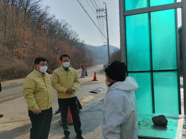 성기철(맨 왼쪽) 경북농협 경제사업부 부본부장이 13일 의성군 거점소독시설을 살펴보고 있다. 경북농협 제공