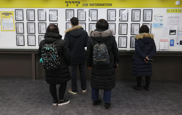 지난 13일 서울 마포구 서울서부고용복지플러스센터에서 구직자들이 일자리 정보 게시판을 살펴보고 있다. 연합뉴스