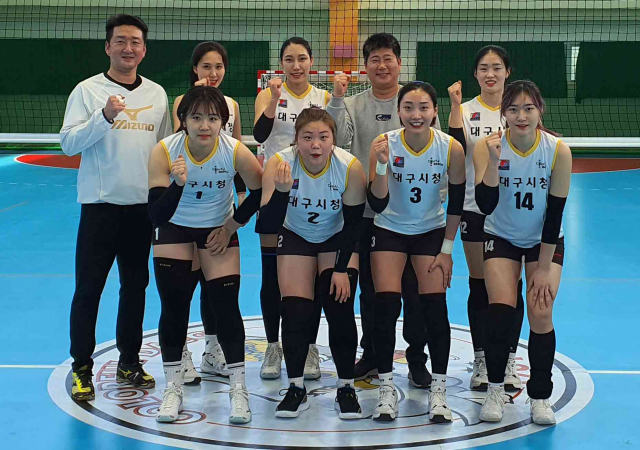 13일 대구시청 여자배구팀이 대구시체육회 실내체육관에서 기념촬영을 하고 있다. 김우정 기자