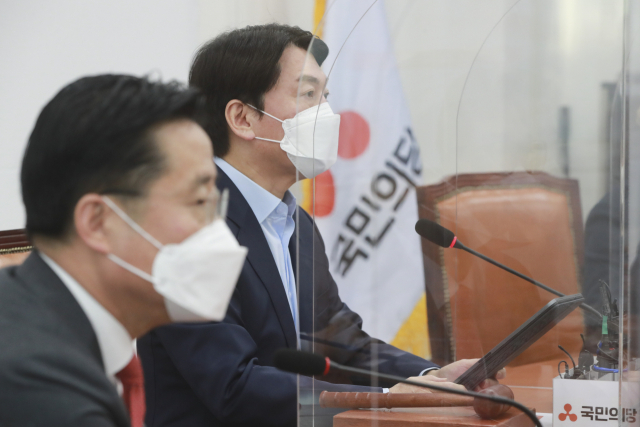 국민의당 안철수 대표가 14일 오전 서울 여의도 국회에서 열린 최고위원회의에서 