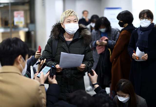 동료 공무원을 성폭행한 혐의로 기소된 전직 서울시장 비서실 직원이 실형을 선고받고 법정구속된 지난 1월 14일 오전 서초구 서울중앙지법에서 피해자 측 변호인인 김재련 변호사가 재판 후 발언하고 있다. 연합뉴스
