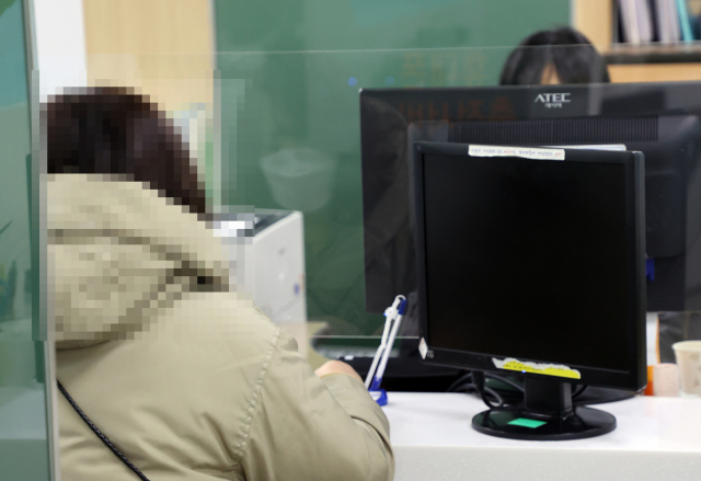 코로나19 사태로 취업을 준비하는 구직자 절반은 애초 취업목표를 바꾼 것으로 나타났다. 한 시민이 서울고용복지플러스센터에서 취업상담을 하고 있다. 연합뉴스