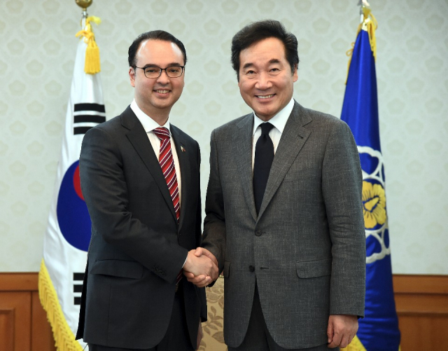 필리핀 전 외교장관 알란 카예타노(좌)와 이낙연 더불어민주당 대표(우)의 사진. 대한민국 정책브리핑 홈페이지 갈무리