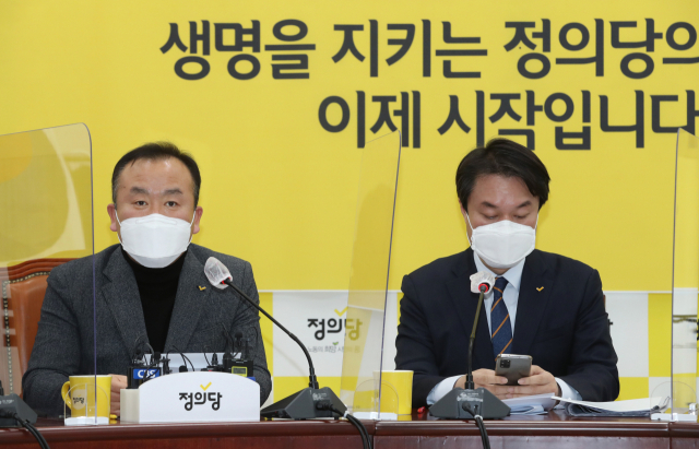 정의당 김응호 부대표가 14일 국회에서 열린 상무위원회에서 발언하고 있다. 연합뉴스