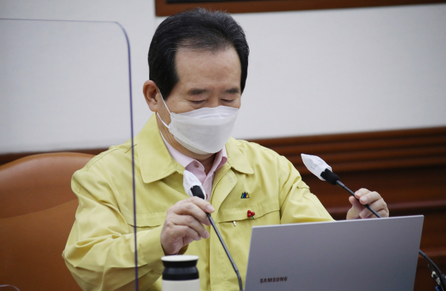정세균 국무총리가 15일 오전 정부서울청사에서 열린 신종 코로나바이러스 감염증(코로나19) 대응 중앙재난안전대책본부(중대본) 회의를 준비하고 있다. 연합뉴스