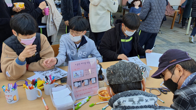 영주대영중학교 학생들이 메이커스페이스실에서 창의적 아이디어를 개발, 제작하고 있다. 대영중 제공