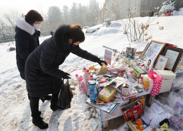 13일 오전 경기도 양평군 하이패밀리 안데르센 공원묘원에서 시민들이 양부모의 학대로 생후 16개월 만에 숨진 정인 양을 추모하고 있다. 서울남부지법 형사13부는 이날 아동학대범죄의처벌등에관한특례법 위반 등 혐의로 구속기소 된 양모 장모씨의 첫 공판을 연다. 연합뉴스