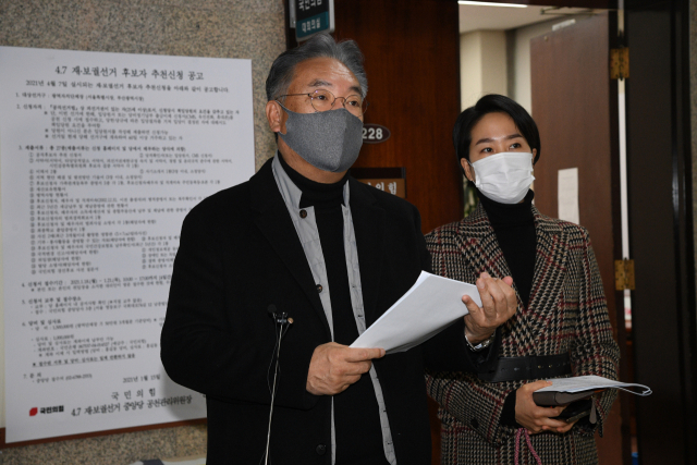 국민의힘 정진석 공천관리위원장이 15일 오전 서울 여의도 국회에서 열린 4·7 재보궐선거 공천관리위원회 회의가 끝난 뒤 회의 내용을 브리핑하고 있다. 연합뉴스