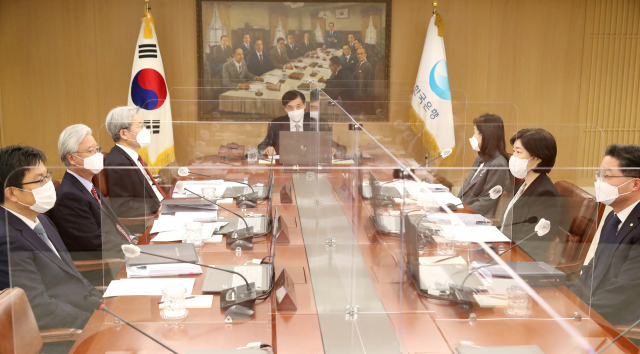 이주열 한국은행 총재가 15일 오전 서울 중구 한국은행에서 금융통화위원회 본회의를 주재하고 있다. [한국은행 제공. 재판매 및 DB 금지] 연합뉴스
