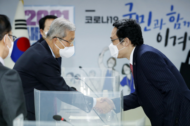 국민의힘 김종인 비상대책위원장이 15일 서울 용산구 대한의사협회에서 열린 코로나19 대응 및 백신 접종 계획 관련 간담회에서 최대집 대한의사협회장과 악수하고 있다. 연합뉴스