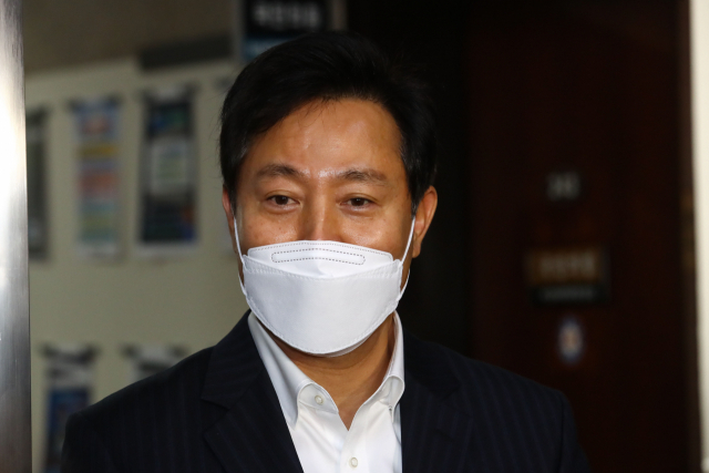 오세훈 전 서울시장이 7일 서울 여의도 국회에서 국민의힘 김종인 비상대책위원장과 면담을 마친 뒤 취재진의 질문에 답변하고 있다. 연합뉴스