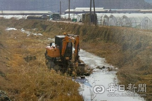 16일 경북 성주군 월항면 월항농공단지 한 공장에서 라텍스 유출 사고가 발생, 하천으로 흘러들었다. 방제 당국이 하류 확산 방지를 위한 긴급 둑 설치작업을 하고 있다. 독자 제공