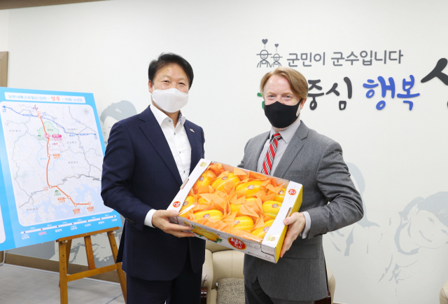 이병환 성주군수가 고든 처치 주부산 미국 영사에게 성주참외를 전달하고 있다. 성주군 제공
