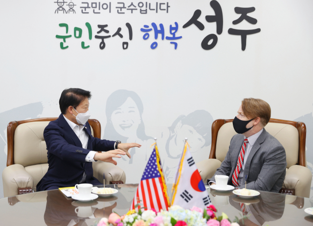 이병환 성주군수가 고든 처치 주부산 미국 영사와의 환담에서 지역 농·공산품의 미국시장 판로개척에 협력해줄 것을 요청하고 있다. 성주군 제공