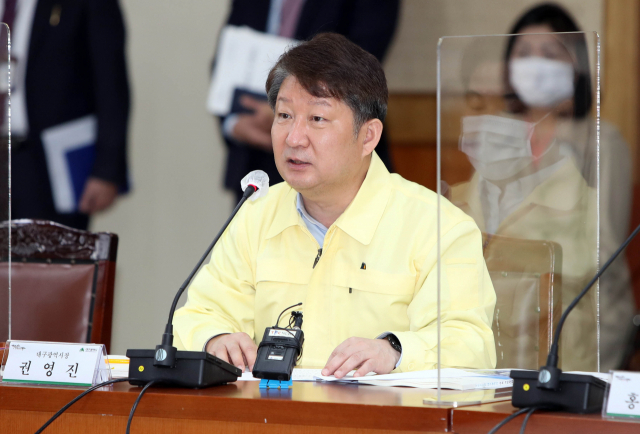 대구시가 코로나19로 인해 언택트 산업을 지원하는 신규 일자리 모집에 나섰다. 2일 대구시청에서 열린 국민의힘·대구시 예산정책협의회에서 인사말을 하고 있는 권영진 대구시장. 연합뉴스