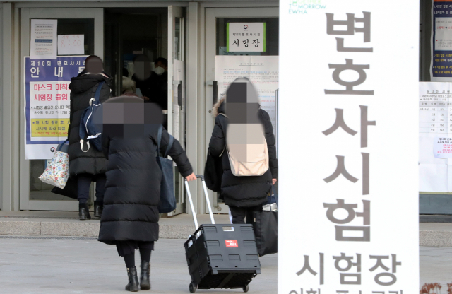 2021년 제10회 변호사시험 응시생들이 고사장에 들어서고 있다. 연합뉴스