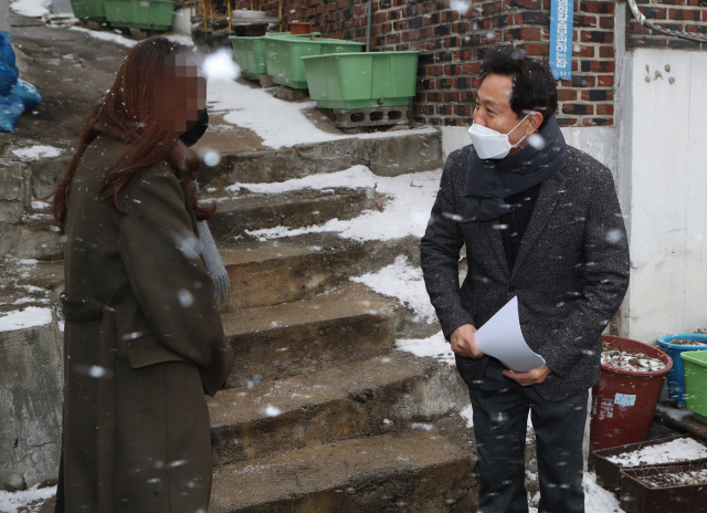 서울시장 보궐선거 출마를 선언한 국민의힘 오세훈 전 서울시장이 18일 오후 서울 사직동 주택가에서 1인 가구 주민의 고충을 듣고 있다. 오 전 서울시장은 1인 가구 보호특별대책본부를 첫번째 공약으로 내세웠다. 연합뉴스
