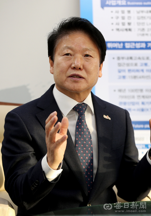 이병환 성주군수는 남부내륙철도 성주역은 성주미래 100년 발전의 새로운 시작, 터닝 포인트가 될 것이라고 강조했다. 또 5만 군민과 20만 출향인의 염원인 성주역 유치가 최종 확정될 때까지 조금도 긴장을 늦추지 않겠다고 했다. 김영진 기자 kyjmaeil@imaeil.com