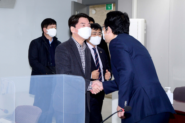 국민의당 안철수 대표가 18일 서울 용산구 대한의사협회에서 열린
