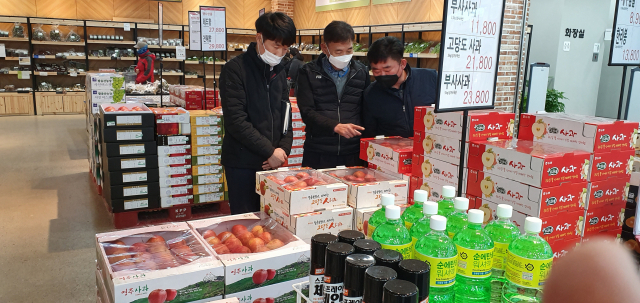 NH농협 경북 예천군지부 연합사업단과 예천농협 산지유통센터 관계자들이 수도권 시장개척 활동을 하고 있는 모습. 예천군연합사업단 제공