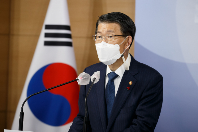 은성수 금융위원장이 지난 18일 서울 종로구 정부서울청사 합동브리핑실에서 2021년 금융위원회 업무계획을 설명하고 있다. 금융위원회 제공. 연합뉴스