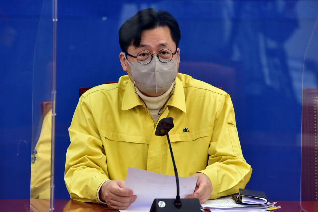 더불어민주당 홍익표 정책위의장이 19일 국회에서 열린 원내대책회의에서 발언하고 있다. 연합뉴스