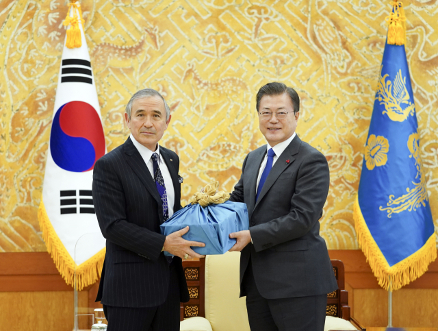 문재인 대통령이 19일 오후 청와대 접견실에서 해리 해리스 주한미국대사를 접견하고 안동소주를 선물하고 있다. 연합뉴스