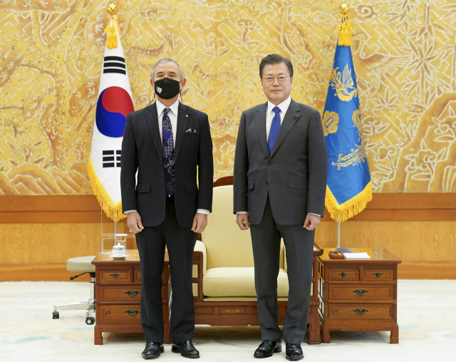 문재인 대통령이 19일 오후 청와대 접견실에서 해리 해리스 주한미국대사를 접견하며 기념촬영을 하고 있다. 연합뉴스