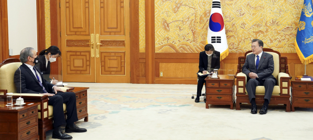 문재인 대통령이 19일 오후 청와대 접견실에서 해리 해리스 주한미국대사를 접견하고 있다. 연합뉴스