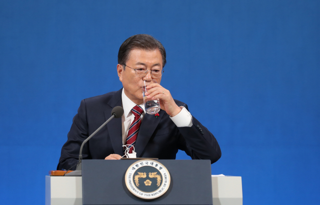 문재인 대통령이 18일 청와대 춘추관에서 열린 신년 기자회견에서 물을 마시고 있다. 연합뉴스