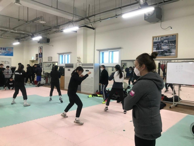 대한민국 복싱 국가대표팀의 훈련을 지켜보고 있는 아리안 포틴 코치. 대한복싱협회 제공