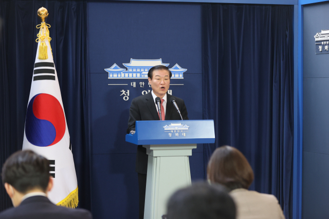 정만호 국민소통수석이 20일 청와대 춘추관에서 장관인사 관련 브리핑을 하고 있다. 연합뉴스
