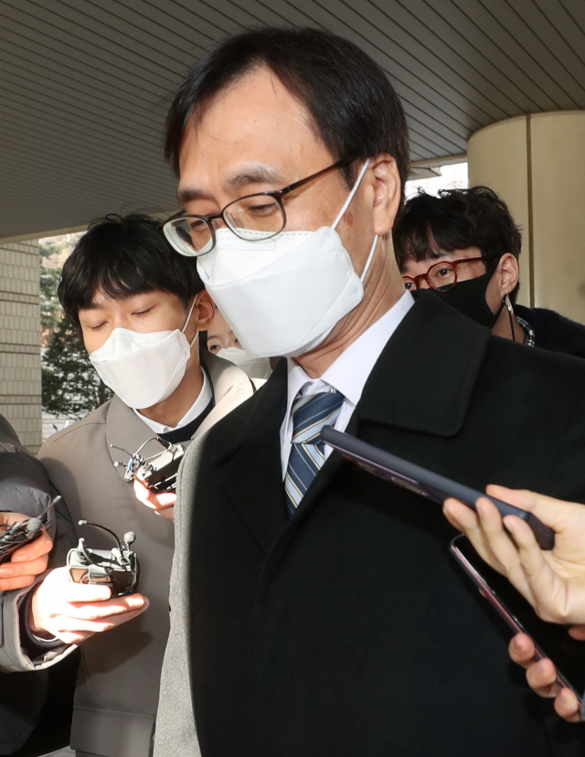 압수수색 과정에서 독직폭행 혐의로 불구속기소 된 정진웅 광주지검 차장검사가 20일 오전 서울 서초구 서울중앙지법에서 열린 첫 공판기일을 마친 뒤 건물을 나서고 있다. 이동재 전 채널A 기자의 강요미수 사건을 수사하던 정 차장검사는 작년 7월 한동훈 검사장의 휴대전화 유심칩을 압수수색하는 과정에서 한 검사장을 폭행한 혐의로 지난해 10월 기소됐다. 연합뉴스