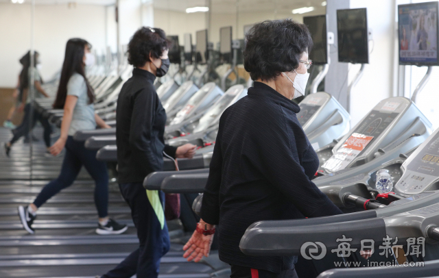아양아트센터 헬스장에서 마스크를 착용한 이용객들이 거리두기를 하며 운동을 하고 있다. 매일신문DB