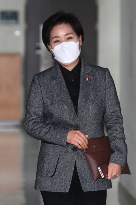 더불어민주당 양향자 최고위원이 3일 국회 의원회관에서 비공개 최고위원회의를 위해 이낙연 대표의 사무실로 들어가고 있다. 연합뉴스