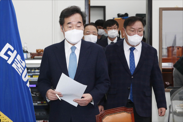 더불어민주당 이낙연 대표와 김태년 원내대표, 홍남기 경제부총리 겸 기획재정부 장관, 김상조 청와대 정책실장 등이 20일 오전 서울 여의도 국회에서 열린 고위당정협의회에 입장하고 있다. 연합뉴스
